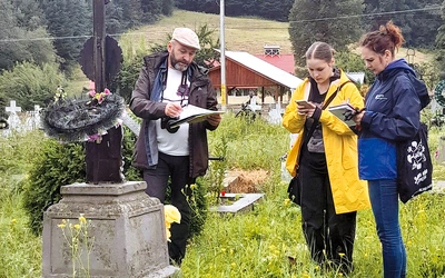 W ramach tegorocznego projektu ewidencjonowano groby na cmentarzu w Pojanie Mikuli.