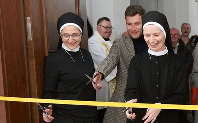 Wstęgę przecięły m.in. s. Jana Gabriel (z lewej) i s. Natanaela Dziubata.