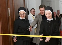 Wstęgę przecięły m.in. s. Jana Gabriel (z lewej) i s. Natanaela Dziubata.