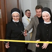 Wstęgę przecięły m.in. s. Jana Gabriel (z lewej) i s. Natanaela Dziubata.
