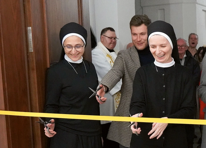 Wstęgę przecięły m.in. s. Jana Gabriel (z lewej) i s. Natanaela Dziubata.