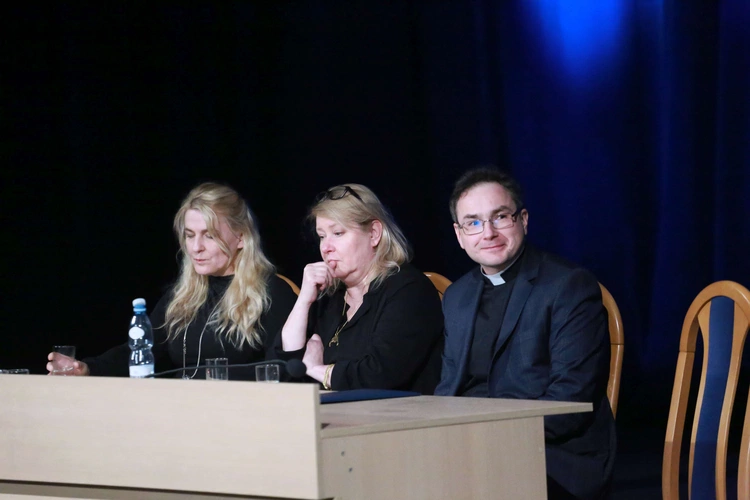 Konferencja o odkryciach w kryptach
