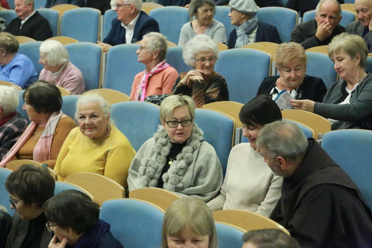 Konferencja o odkryciach w kryptach