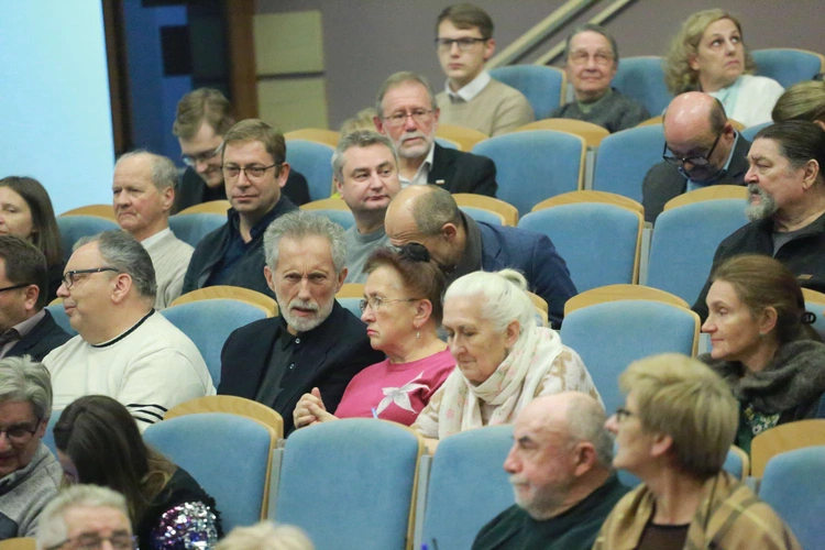 Konferencja o odkryciach w kryptach