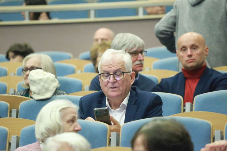 Konferencja o odkryciach w kryptach