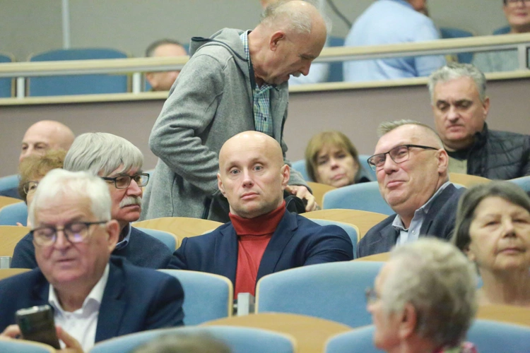 Konferencja o odkryciach w kryptach