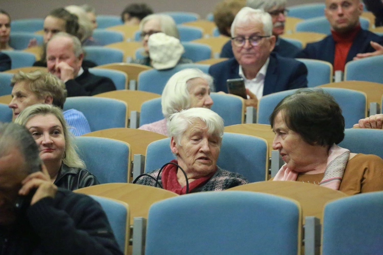 Konferencja o odkryciach w kryptach
