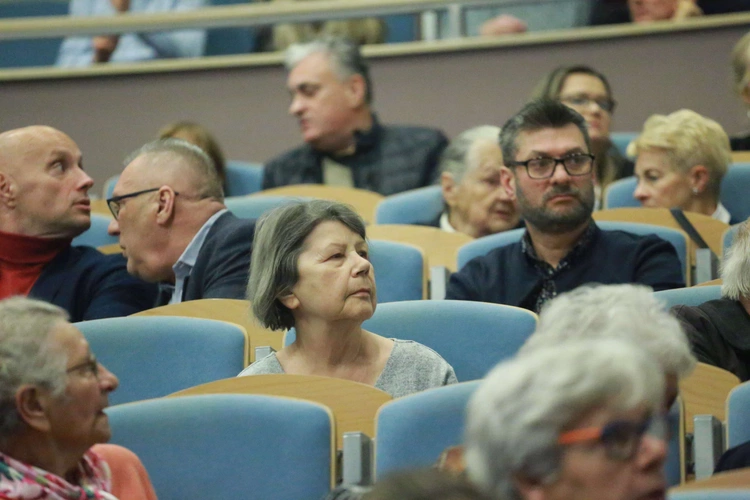 Konferencja o odkryciach w kryptach