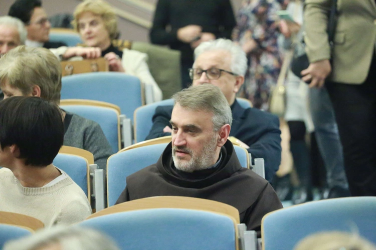 Konferencja o odkryciach w kryptach