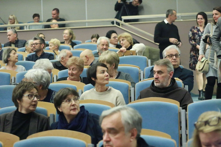 Konferencja o odkryciach w kryptach