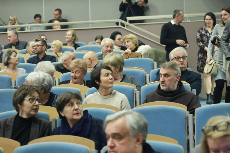 Konferencja o odkryciach w kryptach