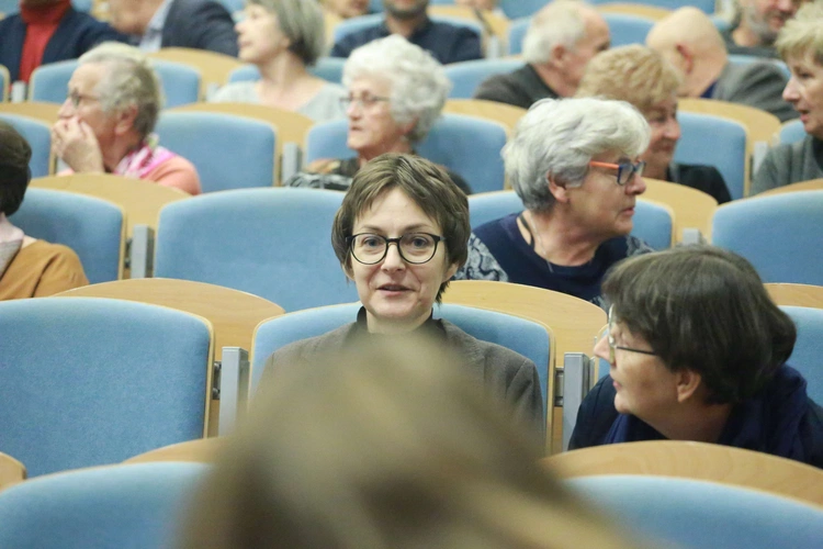 Konferencja o odkryciach w kryptach