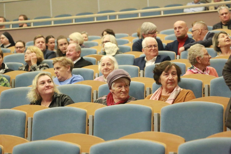 Konferencja o odkryciach w kryptach