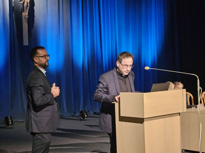 Konferencja o odkryciach w kryptach