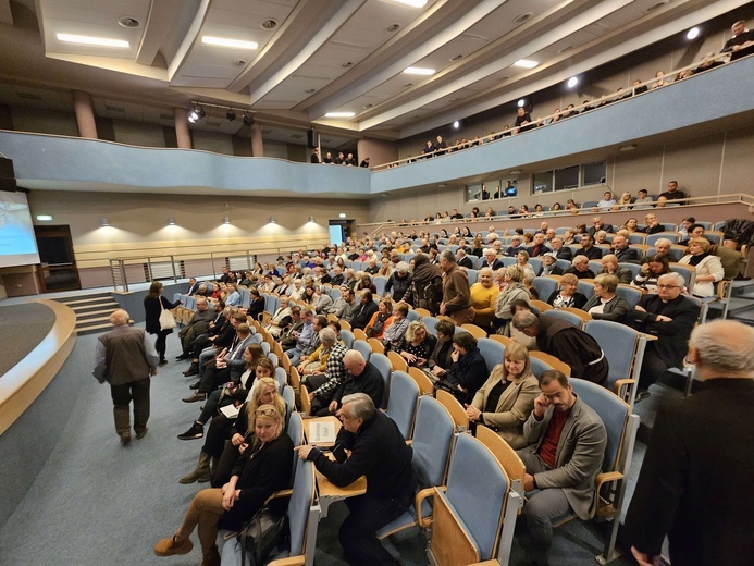 Konferencja o odkryciach w kryptach