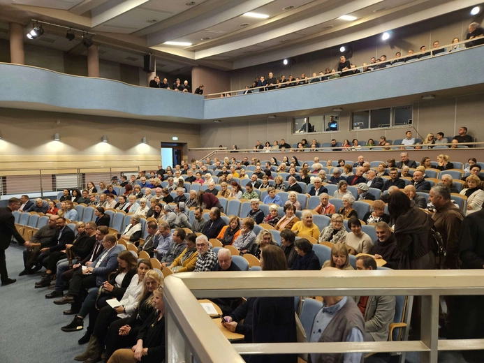 Konferencja o odkryciach w kryptach