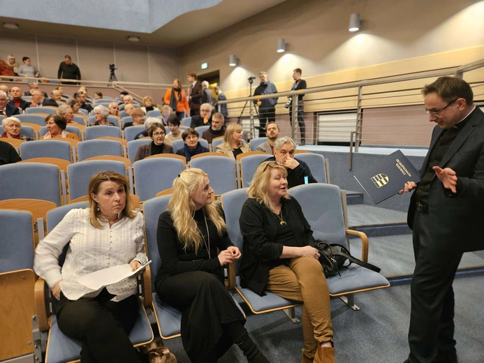 Konferencja o odkryciach w kryptach