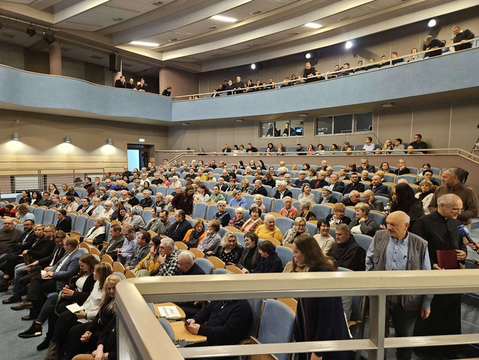 Konferencja o odkryciach w kryptach