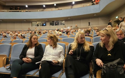 Konferencja o odkryciach w kryptach