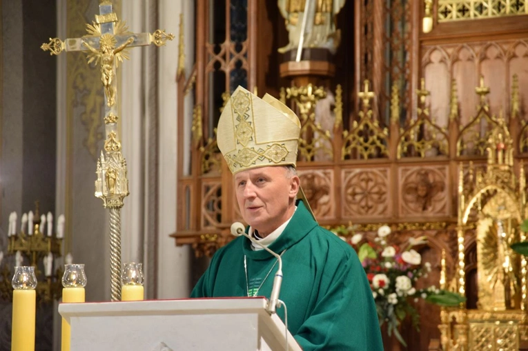 Bp Solarczyk modlił się za zmarłych prawników