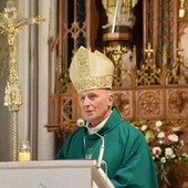 Bp Solarczyk modlił się za zmarłych prawników