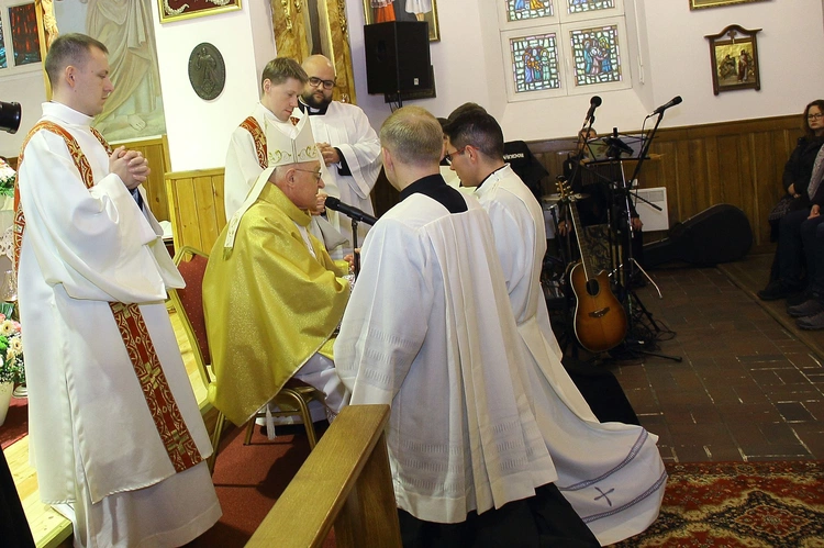 Święcenia diakonatu w Kobylnicy cz. 1