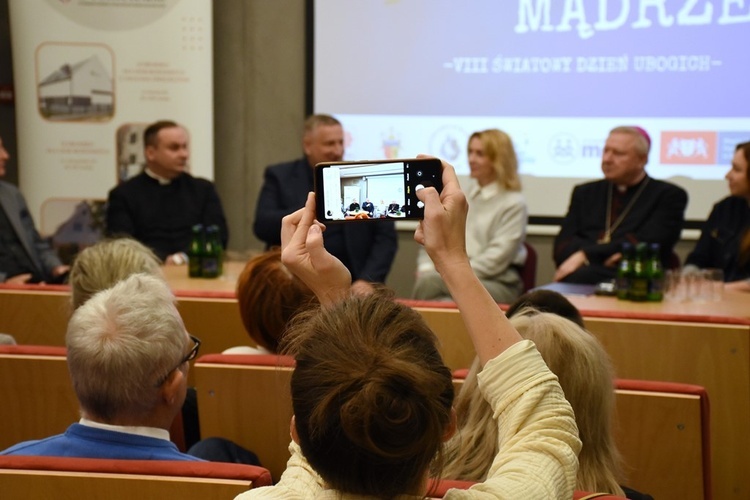 Debata o mądrym pomaganiu