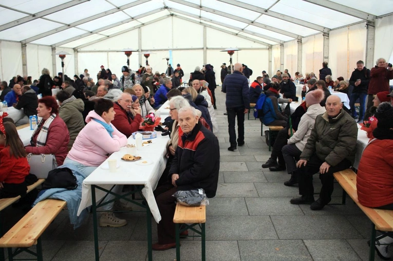 VIII Światowy Dzień Ubogich w Opolu - wspólna biesiada