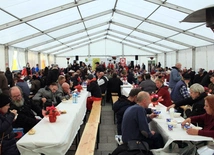 VIII Światowy Dzień Ubogich w Opolu - wspólna biesiada