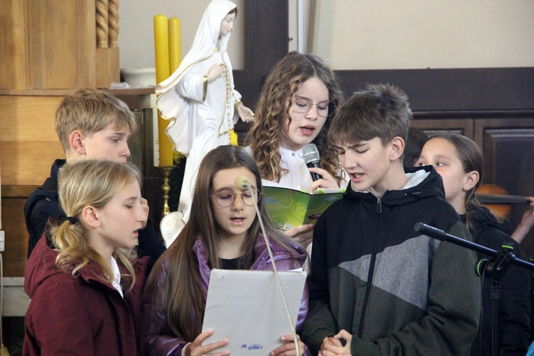 Żbikowice. Uroczyste wprowadzenie obrazu Ulmów