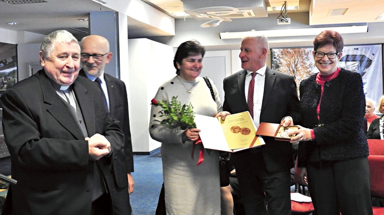 Renata i Paweł Sikorowie (w środku) z Ireną Olmą, Andrzejem Kamińskim i ks. prof. Tadeuszem Borutką.