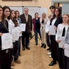 Drużyny propozycji i opozycji z jury.
