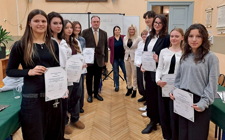 Drużyny propozycji i opozycji z jury.