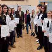 Drużyny propozycji i opozycji z jury.