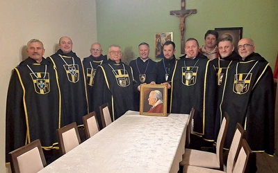 Rycerze św. Jana Pawła II Wielkiego z ks. Piotrem Leśniakiem.