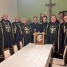 Rycerze św. Jana Pawła II Wielkiego z ks. Piotrem Leśniakiem.