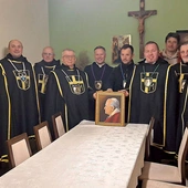 Rycerze św. Jana Pawła II Wielkiego z ks. Piotrem Leśniakiem.