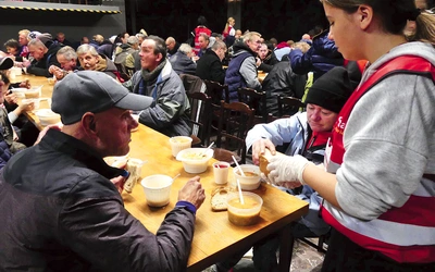 Wolontariusze usługiwali swoim gościom.