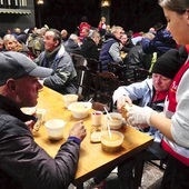 Wolontariusze usługiwali swoim gościom.