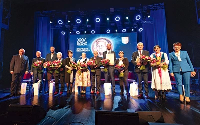 Laureat z nominowanymi i organizatorami gali.