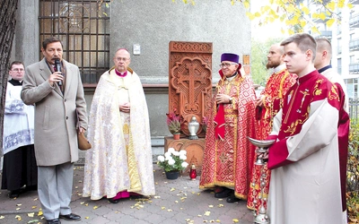 Modlitwa przy chaczkarze znajdującym się obok kościoła.