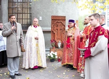 Modlitwa przy chaczkarze znajdującym się obok kościoła.