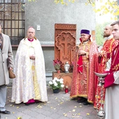 Modlitwa przy chaczkarze znajdującym się obok kościoła.