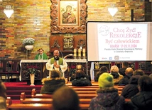 Homilię wygłosił ks. Zbigniew Gełdon, ewangelizator, muzyk i dziennikarz.