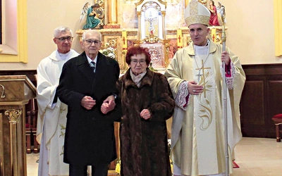 Jubilaci z bp. Andrzejem Iwaneckim i ks. Antonim Swadźbą, proboszczem parafii w Kaletach-Miotku. 