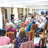 	Te spotkania to także godziny mozolnych prób muzycznych. 