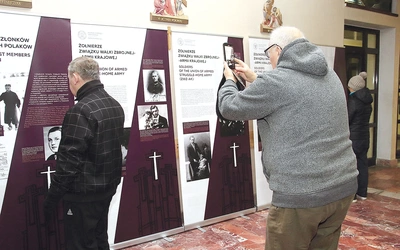 	Uczestnicy wykładu obejrzeli wystawę IPN.