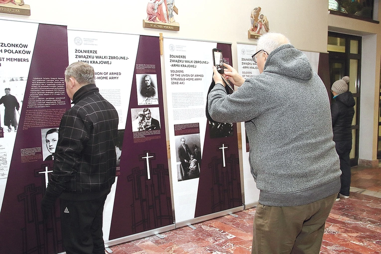 	Uczestnicy wykładu obejrzeli wystawę IPN.
