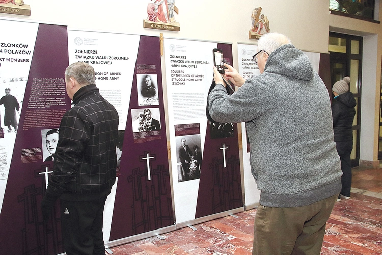 	Uczestnicy wykładu obejrzeli wystawę IPN.