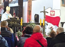 	Mszę św. za ojczyznę odprawił biskup Zieliński.